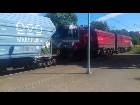 2M62UM-0096 (LDZ Cargo) with grain hoppers passing stop Ķegums