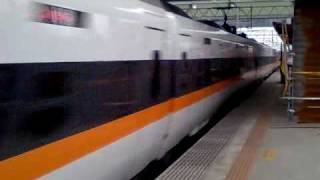 preview picture of video 'Tzu-chiang Tilting Express passing by Hu-kou Station'