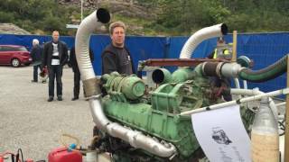 Tändkulemotorns dag 2016 Christian Harrison visar upp v-12 maskinen