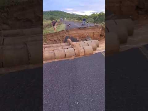 Fortes  chuvas Arranca tubulação e parte do asfalto entre Tacima e Riachão na Paraíba