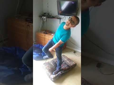 Kind wirft einen heftigen Wutanfall, nachdem ihm gesagt wurde, er solle aufhören, YouTube zu scha...