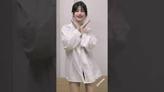 Bé quên cài cúc áo r