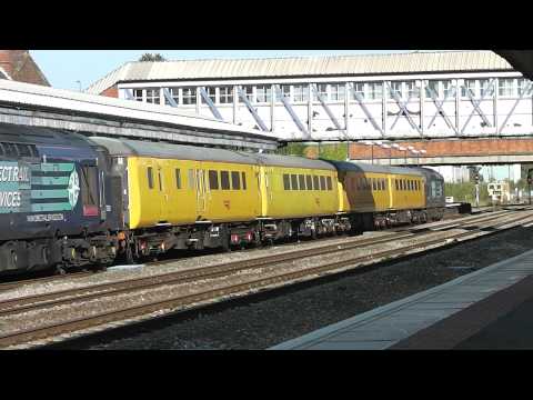 (HD) DRS 37611 & 37601 on 1Q13 thrashing through Newbury 30/09/2011