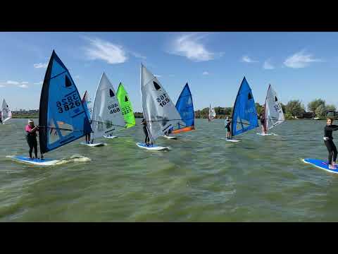 Voorbereiding start Windsurfers