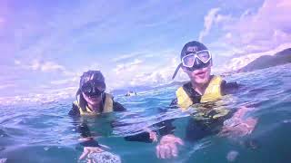 한국에서 온 두 명의 귀여운 친구가 혼문의 나트랑 해변에서 수영을 즐겼습니다.