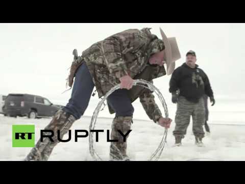 USA: Oregon militia tears down US federal government agency fence
