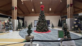 Louis Joliet Mall (Joliet, IL) - wooden beams and Christmas dreams!