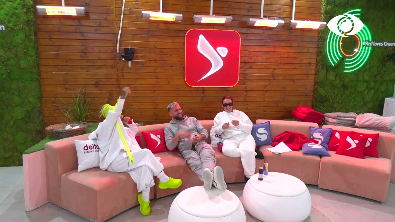 Luizi këndon, Tea e shoqëron