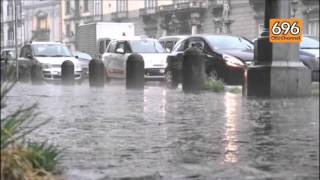 maltempo-forte-vento-sradica-un-albero-paura-per-studenti