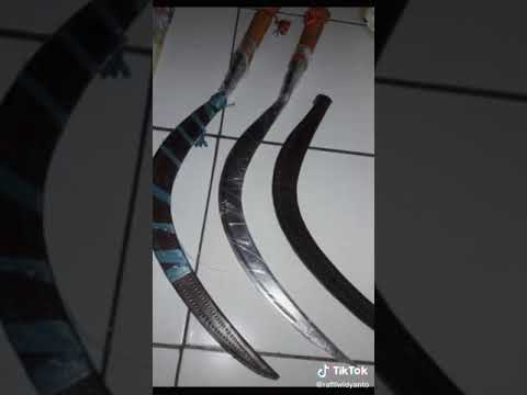 berdiri di barisan paling depan