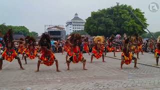 Download lagu Mantab banget ! Tari masal bujang ganong dan duel atraksi bikin gempar alun alun ponorogo mp3
