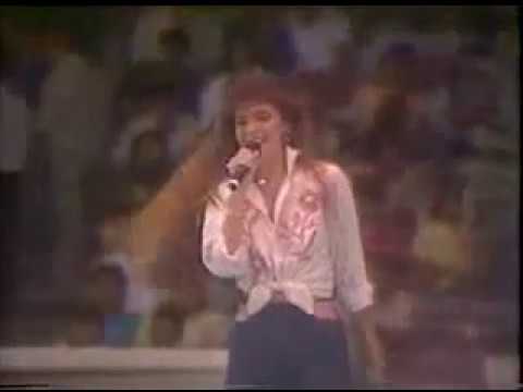 Lucero - Todo El Amor Del Mundo (Music Video)