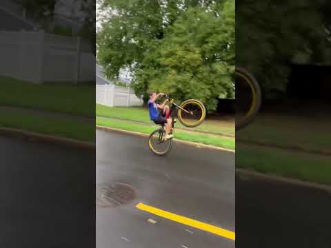Wheelies in the rain #music #rap #stuntz #wheelieboyz #wheelieboyz #bikelife #wheelie