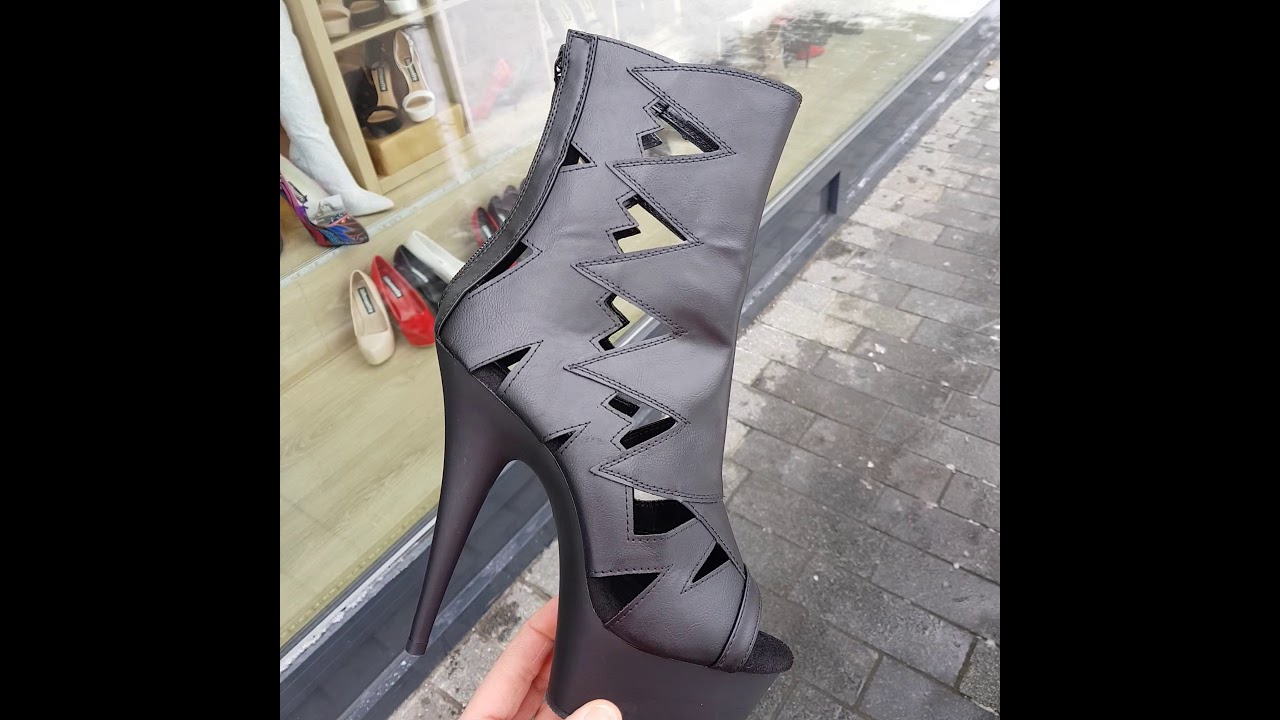 Opengewerkte enkellaarsjes met open teen en plateau (artikel 2428.10.124)