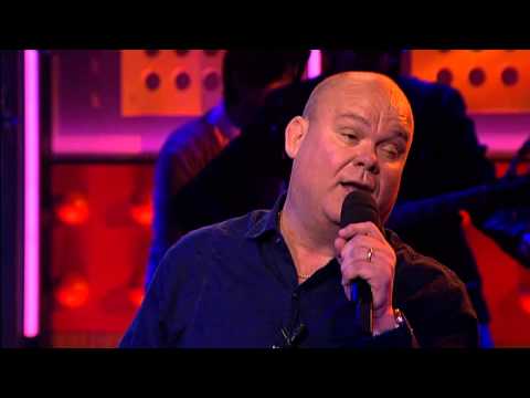 Voor aanvang; Paul de Leeuw   Wacht nog wat (geef wel een teken)