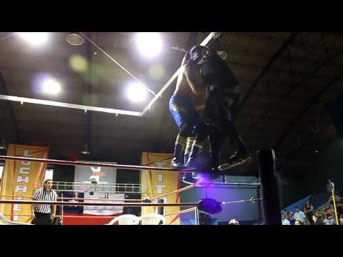 Montoya  Atemista y XL Superplex en una escalera