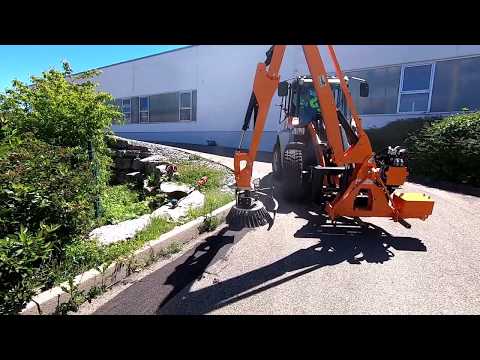 Wildkrautbürsten entlang Randstein mit Kramer 5065, Twiga 420 und Greentec BR70