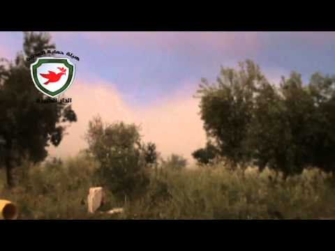 لحظة سقوط قذيفة أمام المصور اثناء الاشتباكات الدائرة بين لواء النصر وقوات النظام على جبهة الدار الكبيرة في ريف حمص