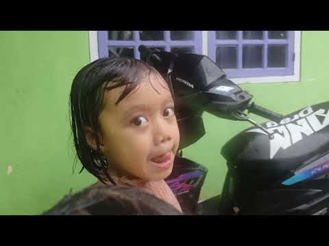 BERMAIN HUJAN-HUJANAN di rumah nenek seru banget nih bersama Lu'lu Lubna Lutfiah dan Yazid
