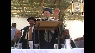 דברי מרן הראשל"צ הרב מרדכי אליהו זצוק"ל בהקבלת פני רבו בחג הסוכות בעיר העתיקה בירושלים (הרב מרדכי אליהו זצ"ל) - התמונה מוצגת ישירות מתוך אתר האינטרנט יוטיוב. זכויות היוצרים בתמונה שייכות ליוצרה. קישור קרדיט למקור התוכן נמצא בתוך דף הסרטון