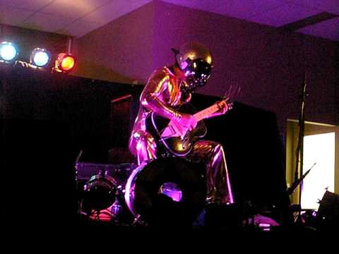 Bob Log III shows you how to play your guitar