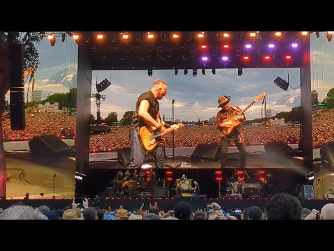 Bruce Springsteen and The E Street Band - Because The Night (Nils Lofgren solo)