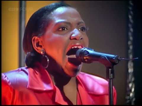 Bizarre Inc feat. Angie Brown - I'm Gonna Get You - TOTP - 15 October 1992