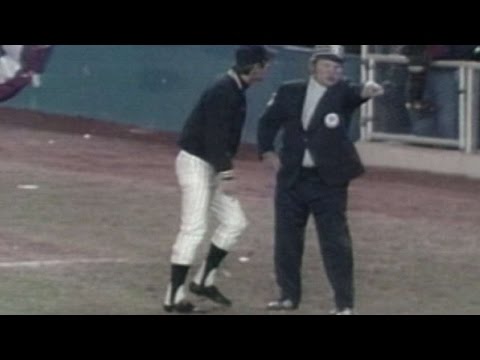 WS1976 Gm4: Martin ejected for arguing in the 9th