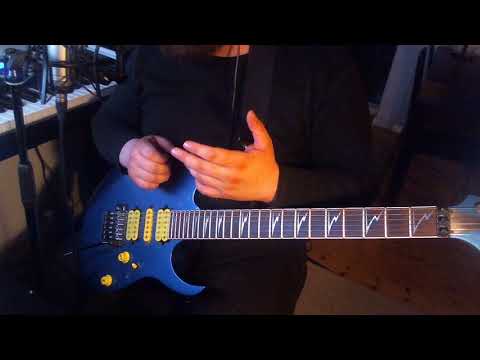 5 minute lesson in blues phrasing a la Scott Henderson