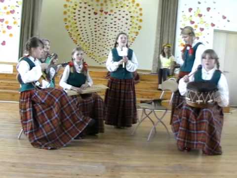 Upe nesa ozoliņu - līvu modē