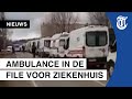 Ambulances in de file voor ziekenhuis in Rusland