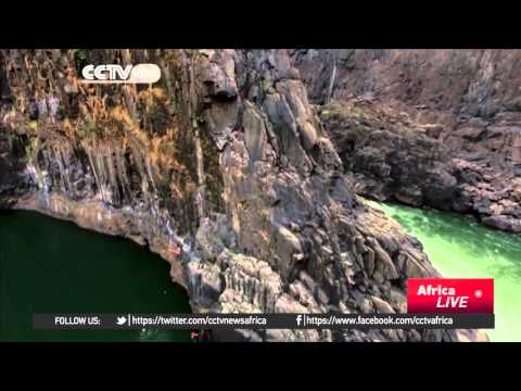 Divers Duque and Paredes make 30m dive into Zambezi River