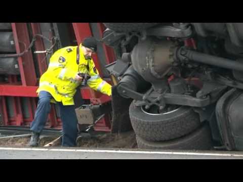 Chaos op A28 door gekantelde vrachtwagen