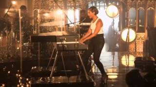 Alicia Keys -- Girl On Fire (Live At Manchester Cathedral)
