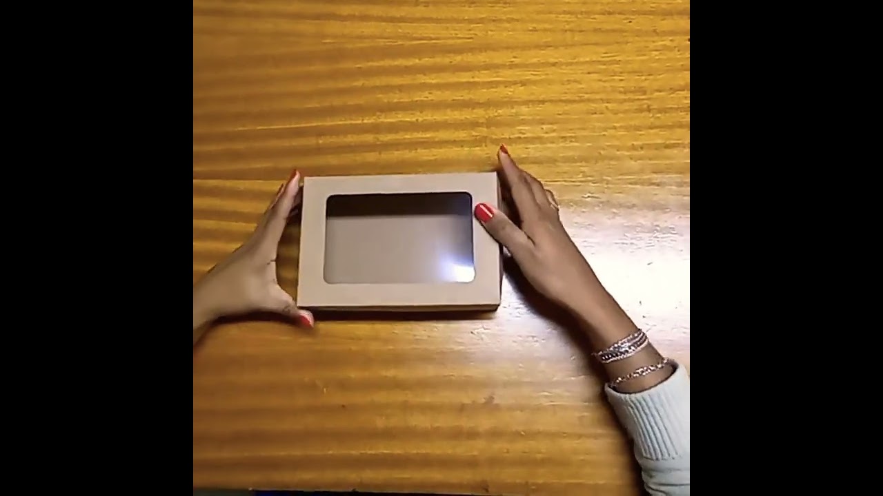 Watch Now Caixa para presente n2 kraft, com visor. Caixa para presente n2 kraft, com visor.