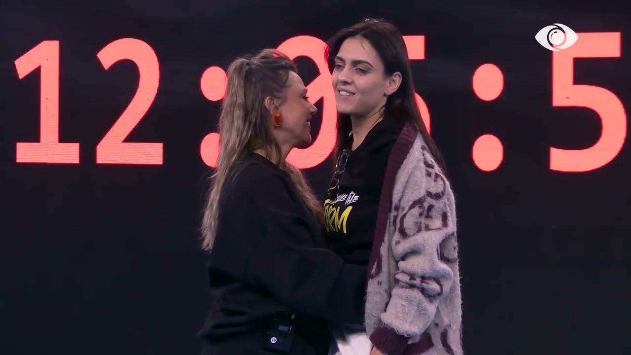 Vijon sfida e rezistencës/ Egli dhe Gjesti këndojnë: Jo nuk ka tjetër që vendin ta merr...