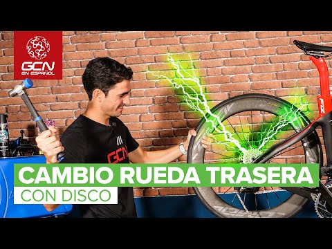 Part of a video titled Los mejores TRUCOS para cambiar una RUEDA con frenos DE DISCO
