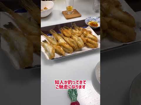 ショウサイフグの唐揚げを食べる