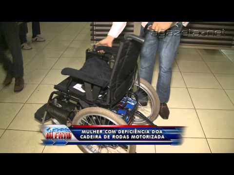Mulher com defiencia doa cadeira de rodas motorizada 25 09 2014