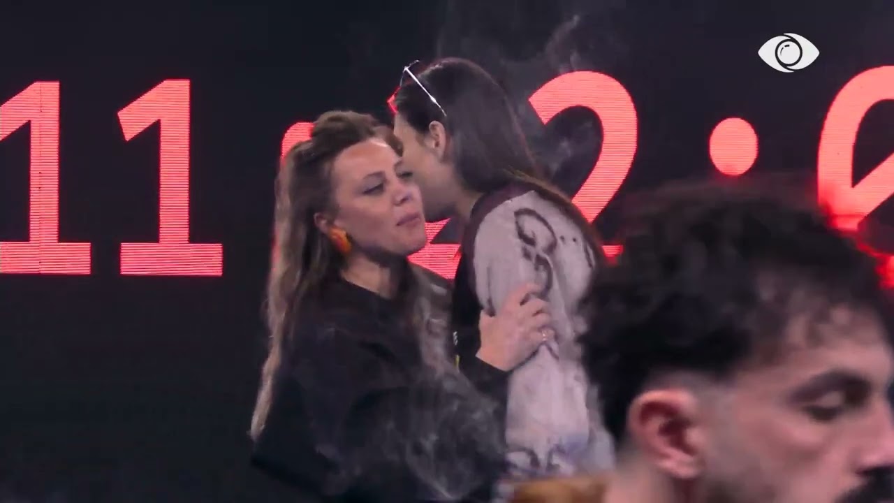 “Shiko fërko Gjestin…”/ Gerta debaton me Eglin, banorja: Edhe ti mban parfumin…