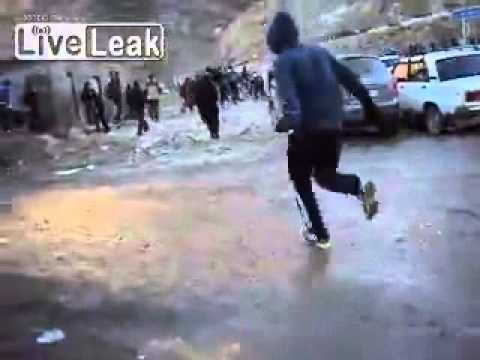 LiveLeak com Invasores russos do Daguestão da gangue SWAT vs comentários dos aldeões de Gimry