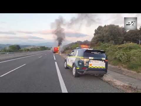 Aparatoso incendio de un camión en la A-12, en Ayegui