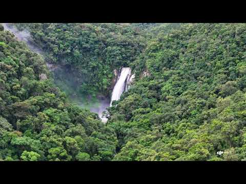 A linda cachoeira Véu de Noiva na Serra de Doutor Pedrinho - Santa Catarina