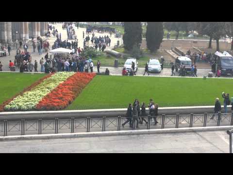 Piazza del Colosseo ostaggio degli abusivi. Forze dell'ordine e vigilantes si fanno gli affari loro