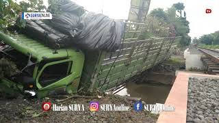 Download lagu Kecelakaan Truk Tronton MengGantung di Atas Sungai Aloha, Untung Sopir Selamat mp3