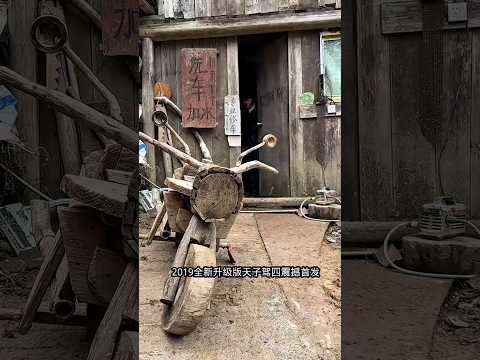 Papa a essayé de conduire un vélo en bois ! 😳😂