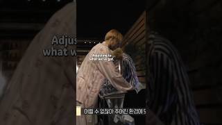 Download lagu Instead of waking him up, Taehyung let Jimin sleep and hang out the laundry with Jungkook #vminkook mp3