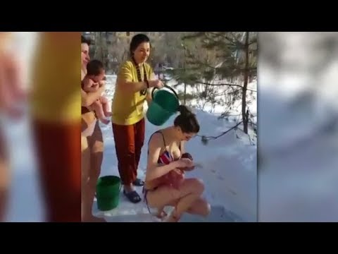 Russische Mütter härten Babys gegen Kälte ab