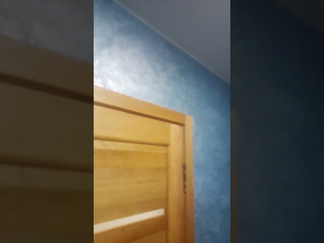 Фото На Данному обєкті виконано монтаж двух натяжеих стель.
В санвузлі монтаж здійснювався по керамограніту що суттєво вплинулло на загальну вартість замовлення так як використовувся алюмініевий профіль БП40, встановлено накладний світильник площя примішення 4 м2 Полотно сатин. З'єднана прихожа з кухнею площею 18м2 монтувалась на пвх профіль, сатинове полотно, встановлено вентеляційну решітку під пожежний датчик,в кухні виведено вентеляційний канал, встановлено два накладних світильника, по периметру декоративна вставка. Загальна вартість склала 12тис гривень.