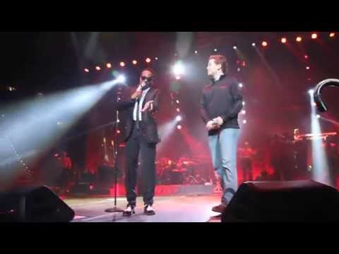 Charlie Wilson brings Scotty McCreery on stage to sing 